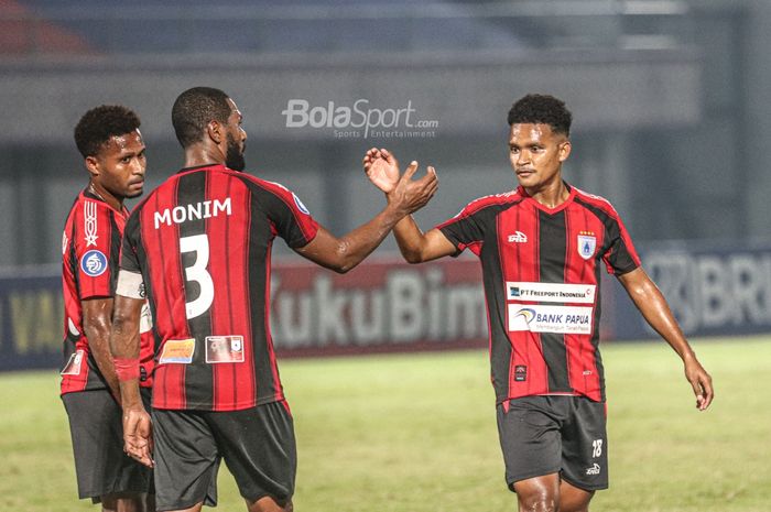 Bek sayap kiri Persipura Jayapura, David Rumakiek (paling kanan), sedang menyapa rekannya dalam laga pekan ketiga Liga 1 2021 di Stadion Indomilk Arena, Tangerang, Banten, 19 September 2021.