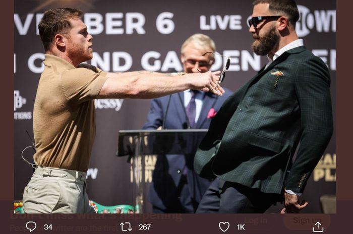 Aksi dorong Canelo Alvarez dan Caleb Plant dalam sesi jumpa pers, Selasa (21/9/2021)