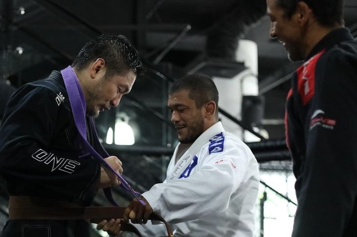 Bos ONE Championship, Chatri Sityodtong, menerima sabuk cokelat Brazilian jiu-jitsu.