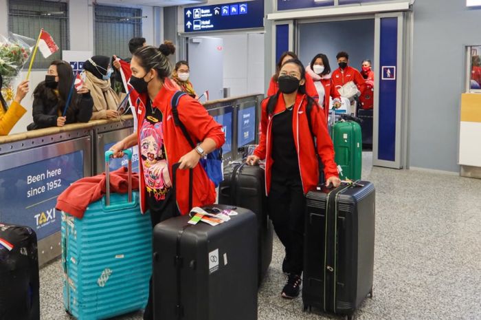 Tim bulu tangkis Indonesia untuk Sudirman Cup 2021 mendarat di Bandara Internasional Helsinski, Vantaa, Finlandia, Rabu (22/9/2021).