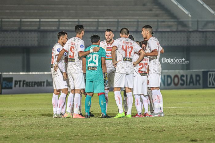 Skuat Persija Jakarta sedang briefing dalam laga pekan ketiga Liga 1 2021 di Stadion Indomilk Arena, Tangerang, Banten, 19 September 2021.