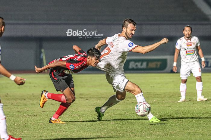 Bek Persija Jakarta, Marco Motta (kanan), sedang dijaga ketat oleh pemain Persipura Jayapura, Irsan Rahman Lestaluhu (kiri), dalam laga pekan ketiga Liga 1 2021 di Stadion Indomilk Arena, Tangerang, Banten, 19 September 2021.