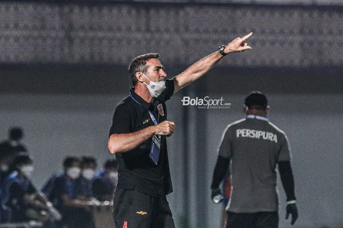 Pelatih Persija Jakarta, Angelo Alessio, sedang memberikan intruksi kepada para pemainnya dalam laga pekan ketiga Liga 1 2021 di Stadion Indomilk Arena, Tangerang, Banten, 19 September 2021.