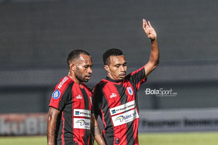 Dua pemain Persipura Jayapura, Todd Rivaldo Ferre (kanan) dan Yohanes Pahabol (kiri), sedang menjadi pagar betis dalam laga pekan ketiga Liga 1 2021 di Stadion Indomilk Arena, Tangerang, Banten, 19 September 2021.