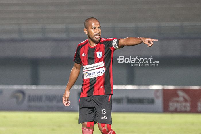 Gelandang Persipura Jayapura, Ian Louis Kabes, sedang memberikan intruksi kepada rekan-rekannya dalam laga pekan ketiga Liga 1 2021 di Stadion Indomilk Arena, Tangerang, Banten, 19 September 2021.