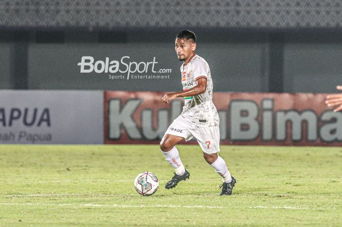 Gelandang Persija Jakarta, Ramdani Lestaluhu, sedang menguasai bola dalam laga pekan ketiga Liga 1 2021 di Stadion Indomilk Arena, Tangerang, Banten, 19 September 2021.