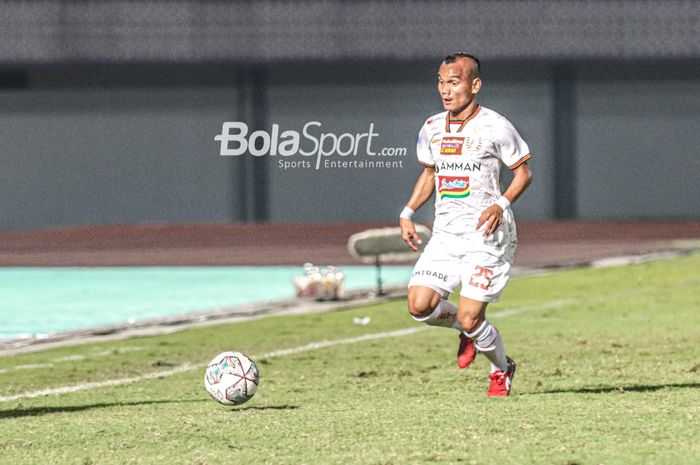 Pemain sayap kanan Persija Jakarta, Riko Simanjuntak, sedang menguasai bola dalam laga pekan ketiga Liga 1 2021 di Stadion Indomilk Arena, Tangerang, Banten, 19 September 2021.