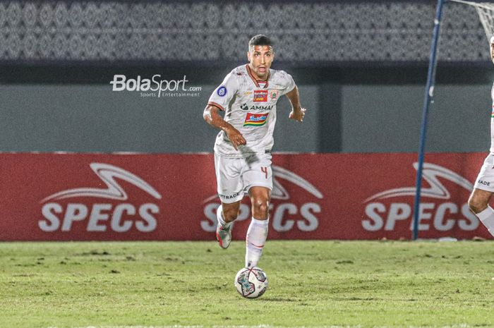 Bek Persija Jakarta, Yann Motta, sedang menguasai bola dalam laga pekan ketiga Liga 1 2021 di Stadion Indomilk Arena, Tangerang, Banten, 19 September 2021.