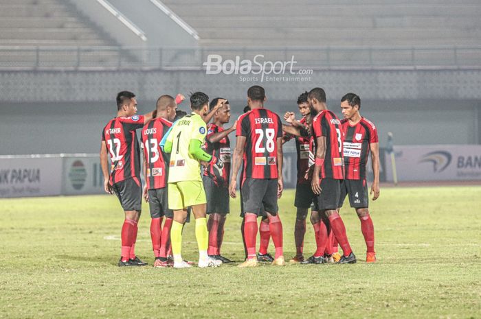 Skuat Persipura Jayapura sedang melakukan briefing dalam laga pekan ketiga Liga 1 2021 di Stadion Indomilk Arena, Tangerang, Banten, 19 September 2021.