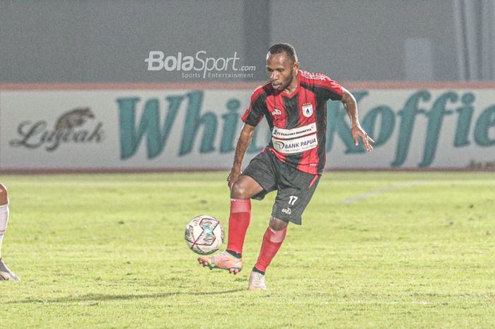 Pemain sayap kanan Persipura Jayapura, Yohanes Pahabol, sedang menguasai bola dalam laga pekan ketiga Liga 1 2021 di Stadion Indomilk Arena, Tangerang, Banten, 19 September 2021.