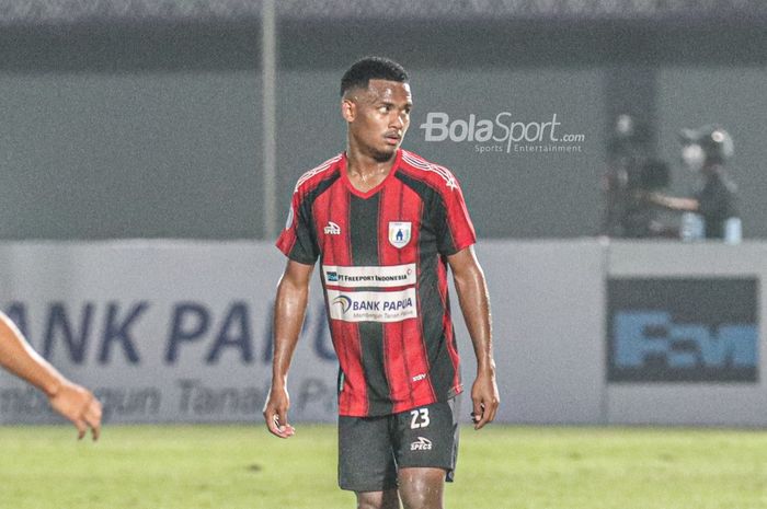 Pemain sayap kanan Persipura Jayapura, Ramai Rumakiek, sedang bertanding dalam laga pekan ketiga Liga 1 2021 di Stadion Indomilk Arena, Tangerang, Banten, 19 September 2021.