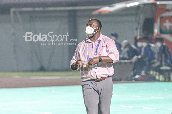 Pelatih Persipura Jayapura, Jacksen F Tiago, sedang memantau para pemainnya dalam laga pekan ketiga Liga 1 2021 di Stadion Indomilk Arena, Tangerang, Banten, 19 September 2021.