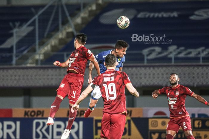 Striker Persib Bandung, Wander Luiz, sedang berduel udara dengan barisan pertahanan Borneo FC dalam laga pekan keempat Liga 1 2021 di Stadion Indomilk Arena, Tangerang, Banten, 23 September 2021.