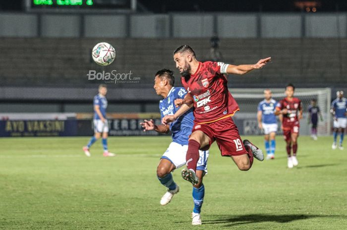 Bek Borneo FC, Javlon Guseynov (kanan), sedang menyundul bola yang menghampiri pemain Persib Bandung, Beckham Putra Nugraha (kiri), dalam laga pekan keempat Liga 1 2021 di Stadion Indomilk Arena, Tangerang, Banten, 23 September 2021.