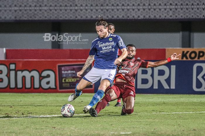 Gelandang Persib Bandung, Marc Klok (kiri), nampak akan melakukan tendangan dan dihalangi pemain Borneo FC, Marckho Sandy Meraudje (kanan), dalam laga pekan keempat Liga 1 2021 di Stadion Indomilk Arena, Tangerang, Banten, 23 September 2021.