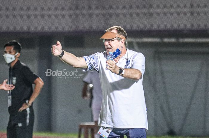 Pelatih Persib Bandung, Robert Rene Alberts, sedang memberikan intruksi kepada para pemainnya dalam laga pekan keempat Liga 1 2021 di Stadion Indomilk Arena, Tangerang, Banten, 23 September 2021.