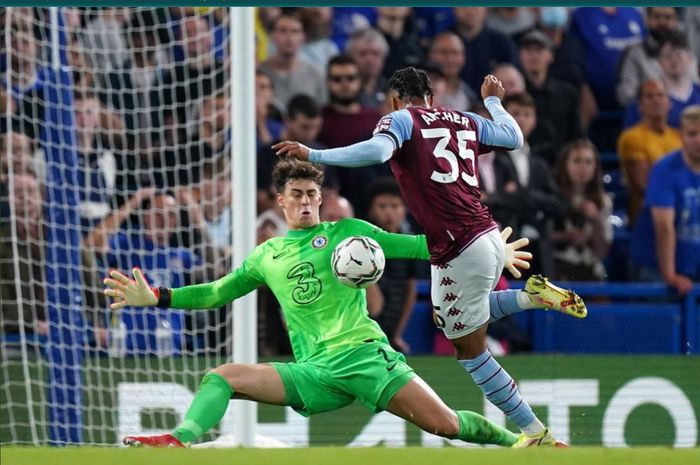 Momen duel kiper Chelsea, Kepa Arrizabalaga dengan pemian Aston Villa, Cameron Archer.