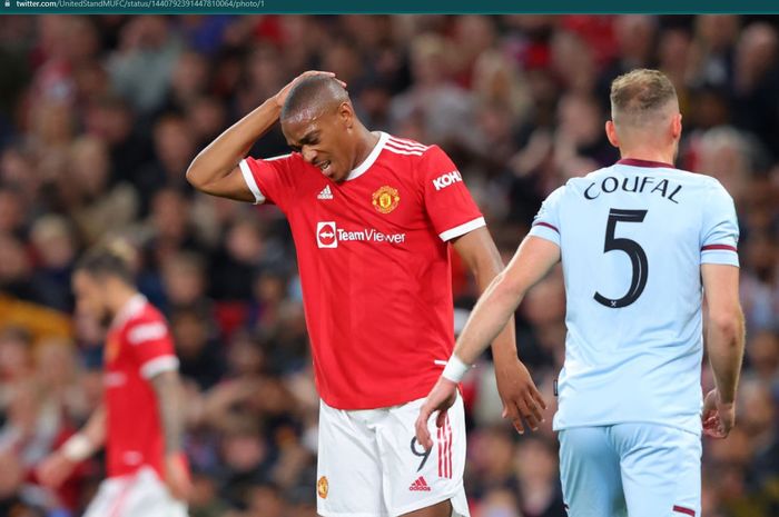 Penyerang Manchester United, Anthony Martial dikecam dalam penampilannya di Carabao Cup.