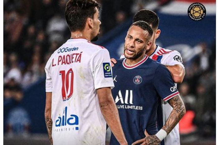 Penyerang Paris Saint-Germain, Neymar (kanan) dan gelandang Olympique Lyon, Lucas Paqueta (kiri) ketika berhadapan dalam pertandingan Liga Prancis.