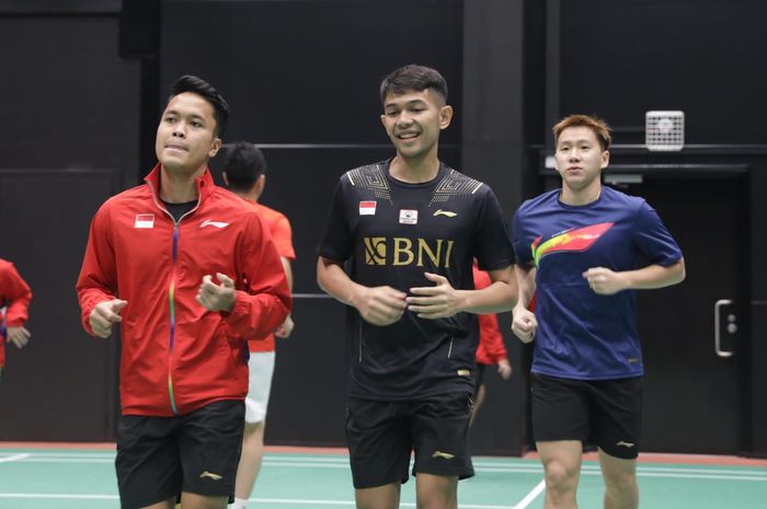 Dari kiri ke kanan, Anthony Sinisuka Ginting, Fajar Alfian, Marcus Fernaldi Gideon menjalani latihan perdana jelang Sudirman Cup 2021, Kamis (23/9/2021).