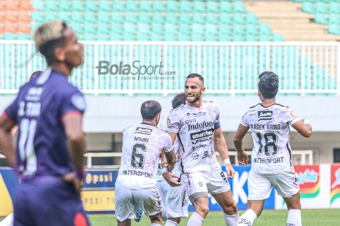 Ilija Spasojevic meluapkan emosi kegembiraannya dengan para pemain Bali United seusai menciptakan gol Para pemain Persita Tangerang menyambut gol yang dilesakkan oleh Edo Febriansyah dalam laga pekan keempat Liga 1 2021 di Stadion Pakansari, Bogor, Jawa Barat, 24 September 2021.