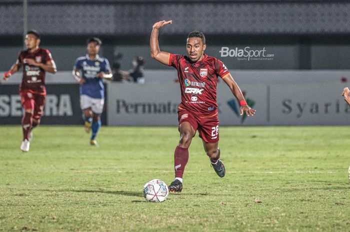 Pemain sayap kanan Borneo FC, Terens Puhiri, sedang menguasai bola dalam laga pekan keempat Liga 1 2021 di Stadion Indomilk Arena, Tangerang, Banten, 23 September 2021.