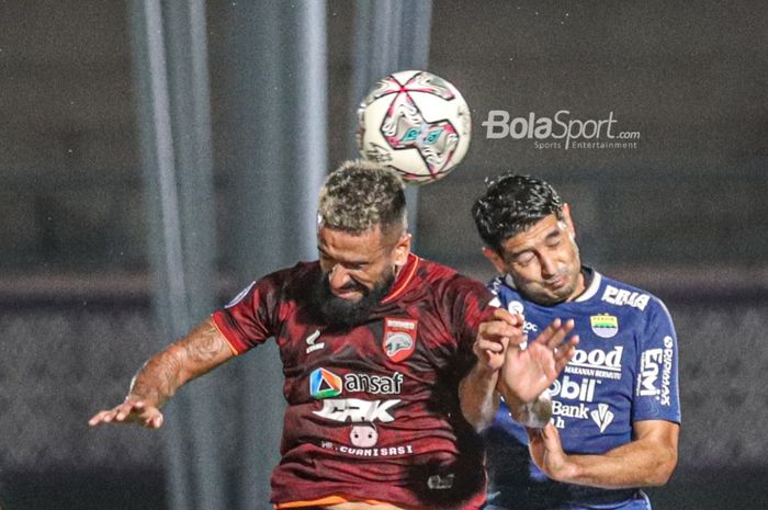 Striker Borneo FC, Francisco Torres (kiri) dan pemain Persib Bandung, Esteban Vizcarra (kanan), sedang berebut menyundul bola dalam laga pekan keempat Liga 1 2021 di Stadion Indomilk Arena, Tangerang, Banten, 23 September 2021.