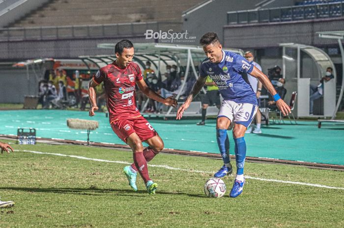 Striker Persib Bandung, Wander Luiz (kanan), sedang menguasai bola dan dikawal oleh pemain Borneo FC, Sultan Samma (kiri), dalam laga pekan keempat Liga 1 2021 di Stadion Indomilk Arena, Tangerang, Banten, 23 September 2021.