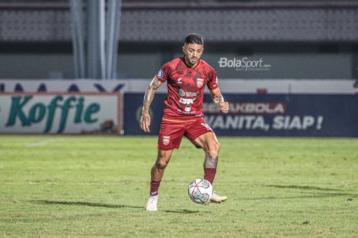 Gelandang serang Borneo FC, Jonathan Bustos, sedang menguasai bola dalam laga pekan keempat Liga 1 2021 di Stadion Indomilk Arena, Tangerang, Banten, 23 September 2021.