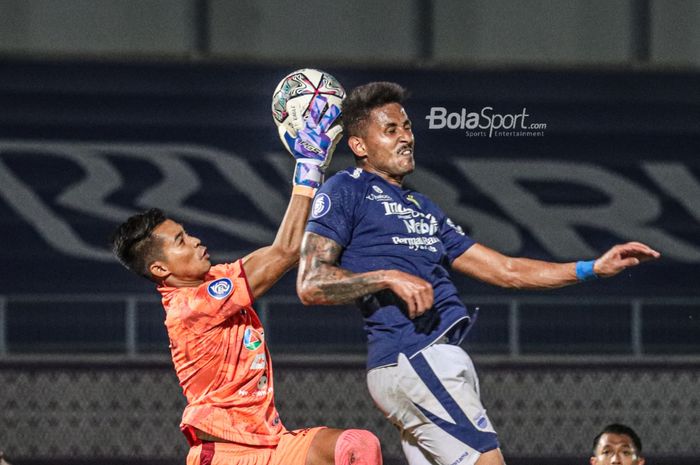 Kiper Borneo FC, Angga Saputro (kiri), sedang menangkap bola yang menghampiri striker Persib Bandung, Wander Luiz (kanan), dalam laga pekan keempat Liga 1 2021 di Stadion Indomilk Arena, Tangerang, Banten, 23 September 2021.