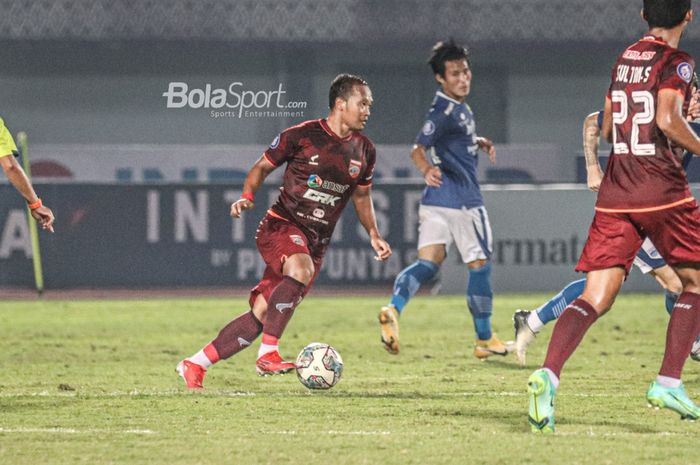 Gelandang Borneo FC, Wawan Febrianto (kiri), sedang menguasai bola dalam laga pekan keempat Liga 1 2021 di Stadion Indomilk Arena, Tangerang, Banten, 23 September 2021.