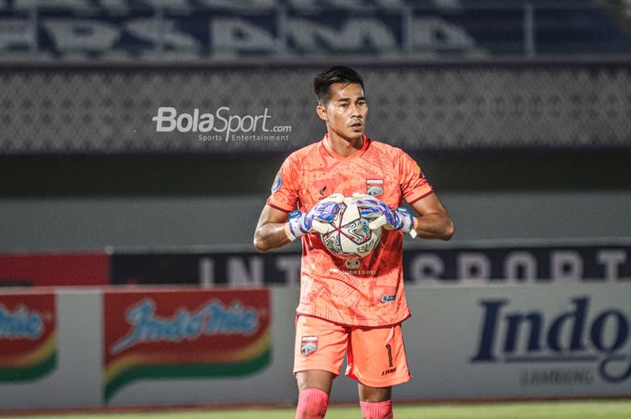 Kiper Borneo FC, Angga Saputro, sedang menangkap bola dalam laga pekan keempat Liga 1 2021 di Stadion Indomilk Arena, Tangerang, Banten, 23 September 2021.