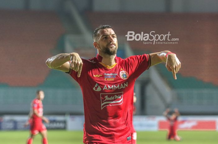 Selebrasi penyerang Persija Jakarta, Marko Simic, seusai menciptakan gol dalam laga pekan keempat Liga 1 2021 di Stadion Pakansari, Bogor, Jawa Barat, 24 September 2021.