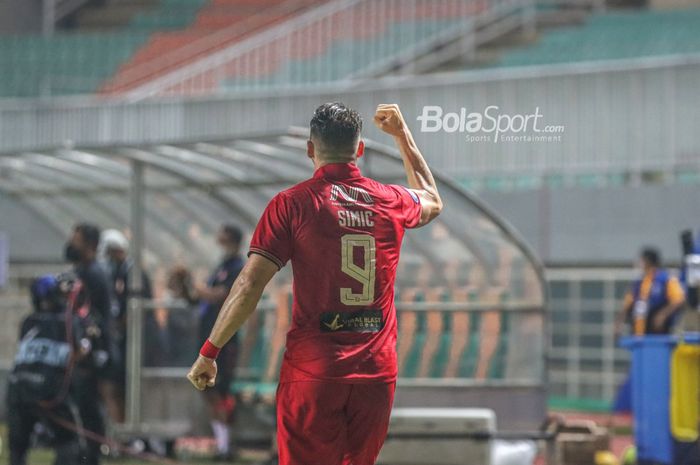 Selebrasi penyerang Persija Jakarta, Marko Simic, seusai menciptakan gol dalam laga pekan keempat Liga 1 2021 di Stadion Pakansari, Bogor, Jawa Barat, 24 September 2021.