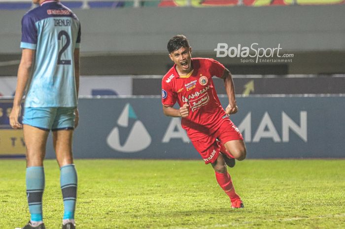 Pemain Persija Jakarta, Alfriyanto Nico, meluapkan kegembiraan seusai menciptakan gol dalam laga pekan keempat Liga 1 2021 di Stadion Pakansari, Bogor, Jawa Barat, 24 September 2021.