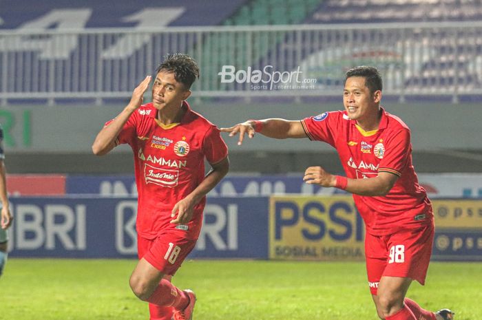 Pemain Persija Jakarta, Taufik Hidayat (kanan), sedang ikut merayakan gol dari Alfriyanto Nico (kiri) dalam laga pekan keempat Liga 1 2021 di Stadion Pakansari, Bogor, Jawa Barat, 24 September 2021.