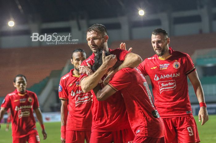 Beberapa pemain Persija Jakarta; Marco Motta, Rohit Chand, Marko Simic, menyambut rekannya, Alfriyanto Nico, yang berhasil mencetak gol Selebrasi pemain Persija Jakarta, Alfriyanto Nico, seusai mencetak gol dalam laga pekan keempat Liga 1 2021 di Stadion Pakansari, Bogor, Jawa Barat, 24 September 20