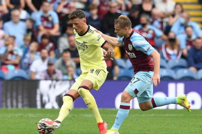 Momen Ben White berduel dengan salah satu pemain Burnley di Liga Inggris 2021-2022.