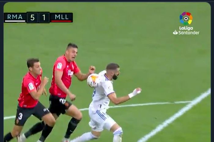 Penyerang Real Madrid, Karim Benzema, mengontrol bola pakai punggung dalam duel Liga Spanyol lawan Real Mallorca.