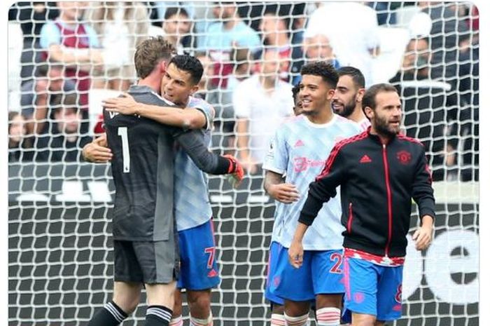 Cristiano Ronaldo memeluk David De Gea yang berhasil menepis penalti dalam laga Manchester United kontra West Ham United pada pekan ke-5 Liga Inggris 2021-2022.