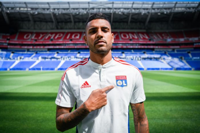 Emerson Palmieri berfoto dengan seragam barunya usai gabung Olympique Lyon pada musim panas 2021.