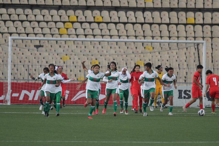 Para pemain timnas wanita Indonesia merayakan gol Baiq Amiatun ke gawang timnas Singapura dalam Kualifikasi Piala Asia Wanita 2022, Jumat (24/9/2021).