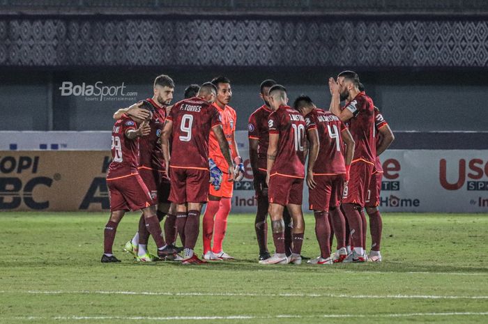 Skuat Borneo FC sedang melakukan briefing dalam laga pekan keempat Liga 1 2021 di Stadion Indomilk Arena, Tangerang, Banten, 23 September 2021.