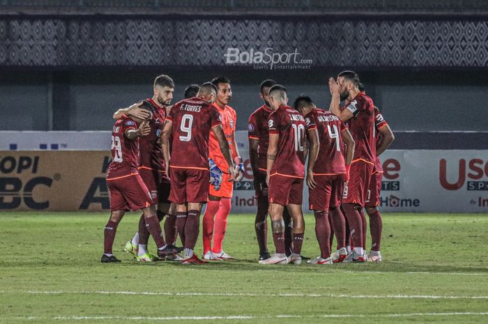 Skuat Borneo FC sedang melakukan briefing dalam laga pekan keempat Liga 1 2021 di Stadion Indomilk Arena, Tangerang, Banten, 23 September 2021.