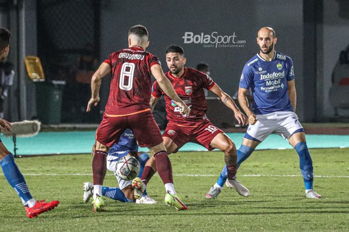 Gelandang Borneo FC, Jonathan Bustos (tengah) dan pemain Persib Bandung, Mohammed Rashid (kanan), sedang berebut bola dalam laga pekan keempat Liga 1 2021 di Stadion Indomilk Arena, Tangerang, Banten, 23 September 2021.