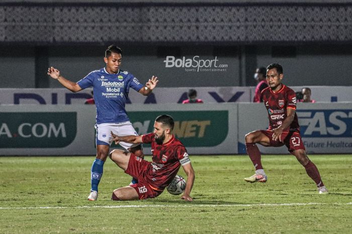 Bek Borneo FC, Javlon Guseynov (tengah), sedang berusaha menghalau bola yang dikuasai pemain Persib Bandung, Febri Hariyadi (kiri), dalam laga pekan keempat Liga 1 2021 di Stadion Indomilk Arena, Tangerang, Banten, 23 September 2021.