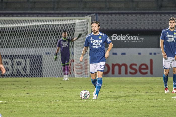 Gelandang Persib Bandung, Marc Klok, sedang menguasai bola dalam laga pekan keempat Liga 1 2021 di Stadion Indomilk Arena, Tangerang, Banten, 23 September 2021.