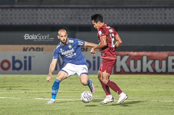 Gelandang Persib Bandung, Mohammed Rashid (kiri), berusaha menghalau pergerakan pemain Borneo FC, Hendro Siswanto (kanan), dalam laga pekan keempat Liga 1 2021 di Stadion Indomilk Arena, Tangerang, Banten, 23 September 2021.