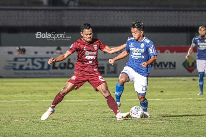 Bek sayap kiri Borneo FC, Safrudin Tahar (kiri), sedang berusaha menghalau bola yang dikuasai oleh pemain Persib Bandung, Febri Hariyadi (kanan), dalam laga pekan keempat Liga 1 2021 di Stadion Indomilk Arena, Tangerang, Banten, 23 September 2021.