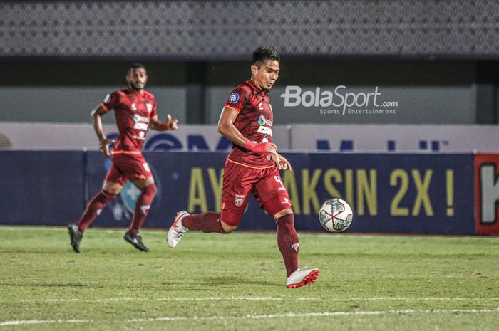 Bek Borneo FC, Wildansyah, sedang menguasai bola dalam laga pekan keempat Liga 1 2021 di Stadion Indomilk Arena, Tangerang, Banten, 23 September 2021.